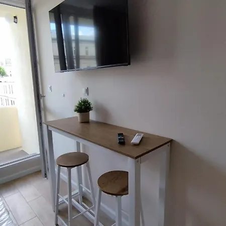 Super With Balcony & View! דירה *